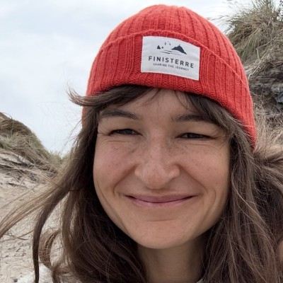 Foto of Stephanie grinning and wearing a red beanie